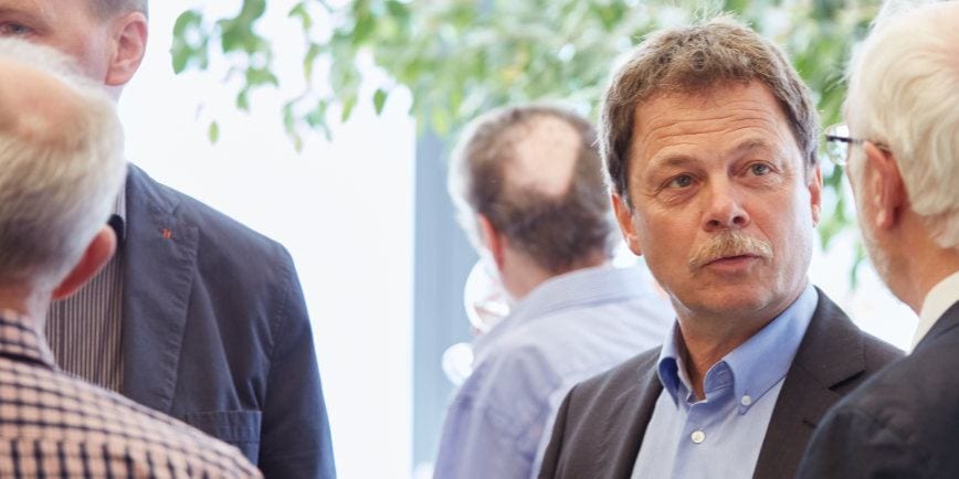 Mehrere Personen unterhalten sich