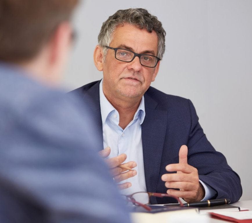 Zwei Personen unterhalten sich